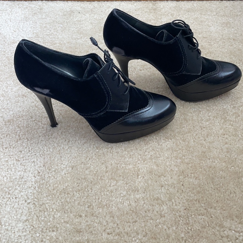 Stuart Weitzman smoke velvet Oxford lace-up heel bootie, size 9